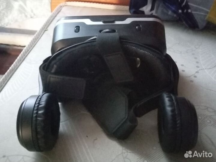 Очки виртуальной реальности с джойстиками