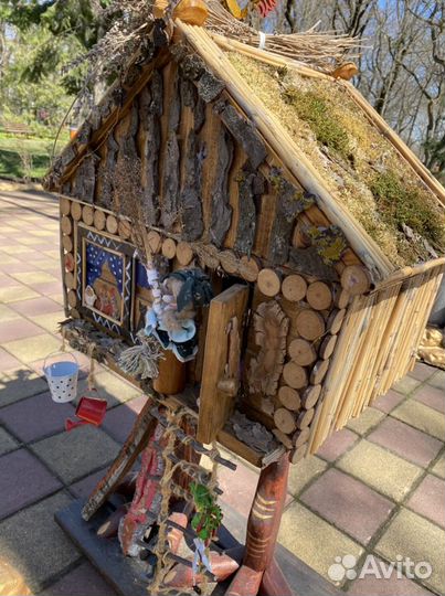 Бункерная кормушка избушка для сада