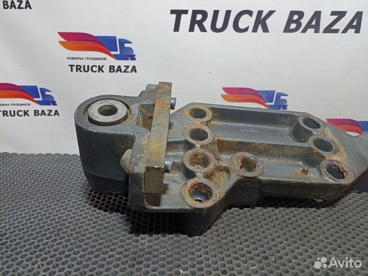 Кронштейн передней рессоры правый