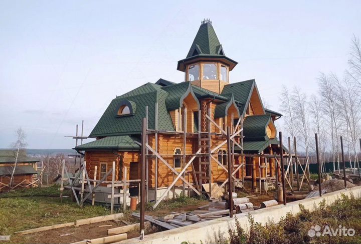 Сруб дома из бревна ручной рубки