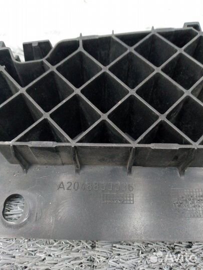 Кронштейн решетки радиатора правый Mercedes Glk