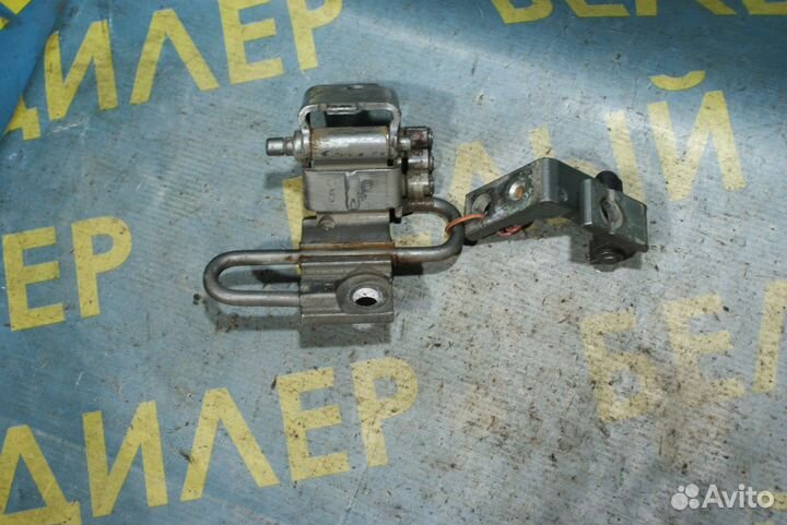 Петля двери передняя левая Volkswagen Passat B5+