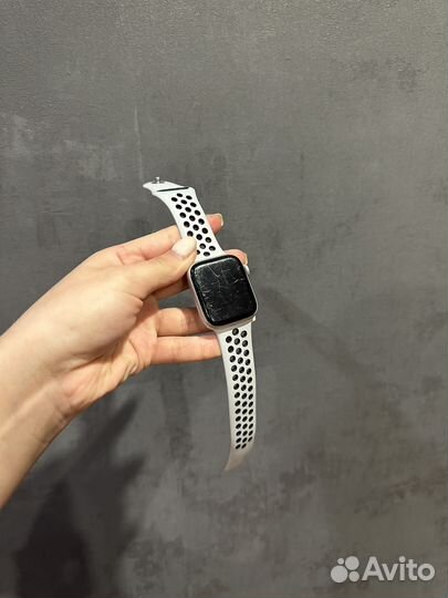 Часы apple watch se 44 mm nike
