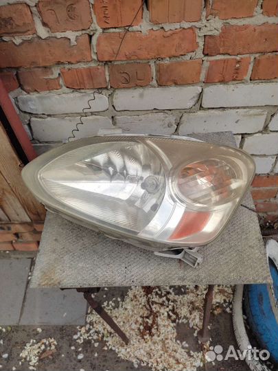 Фары передние на Тойота Платц