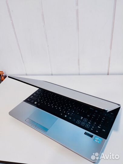 Samsung отличном с для игр(ssd/i3/6/две видео к)