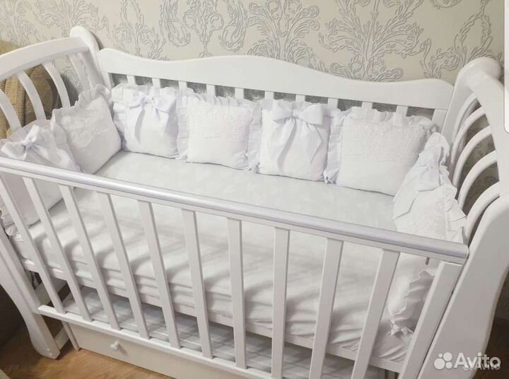 Детская кроватка с маятником белая