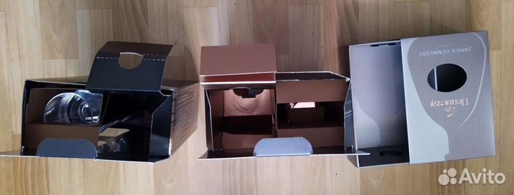 Пустые коробки из-под Hennessy