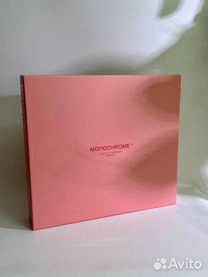 Большая розовая коробка Monochrome