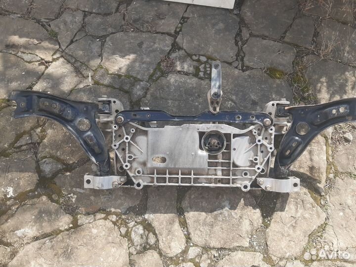 Передний подрамник volkswagen touran 2011 год