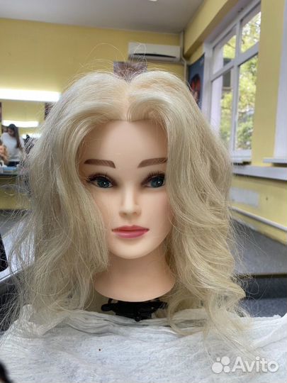 Болванка с натуральными волосами цвета блонд