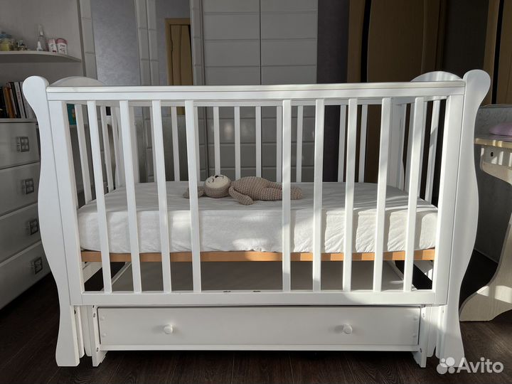 Детская кроватка белая с продольным маятником