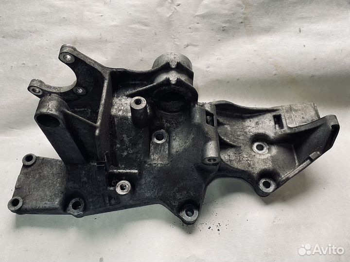 Кронштейн генератора/насоса гур VAG 06B903143F