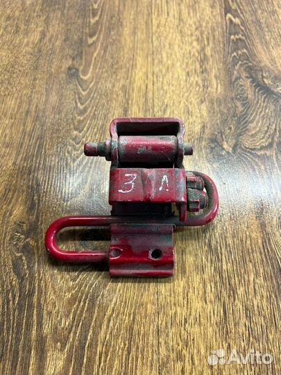 Петля двери задняя левая Volkswagen Passat B5