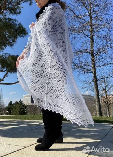Палантин вязаный ручной работы