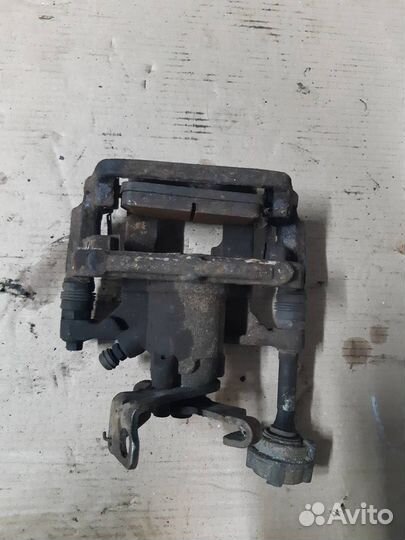 Суппорт задний левый Opel Astra J 2010