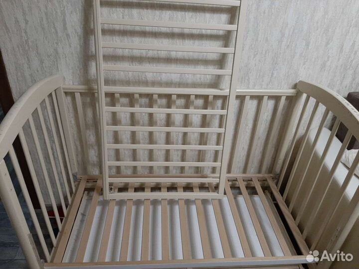 Детская кроватка с универсальным маятником