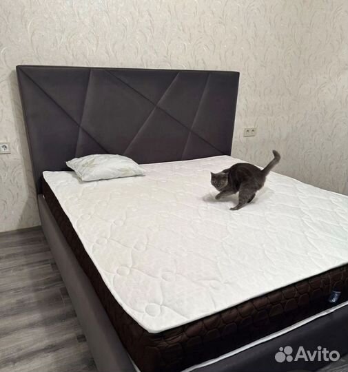 Кровать с мягким изголовьем