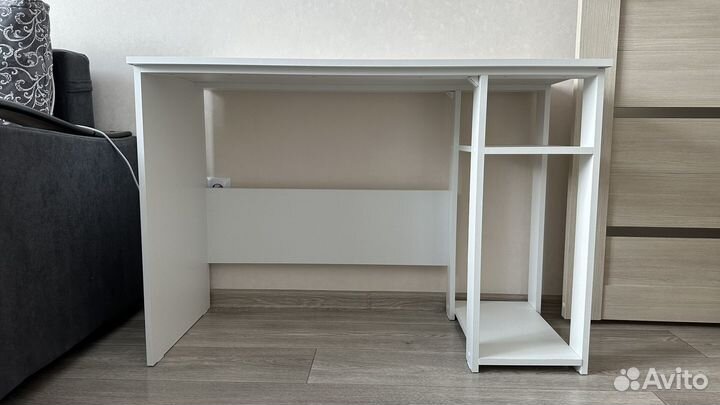 Компьютерный/письменный стол белый в стиле Икея