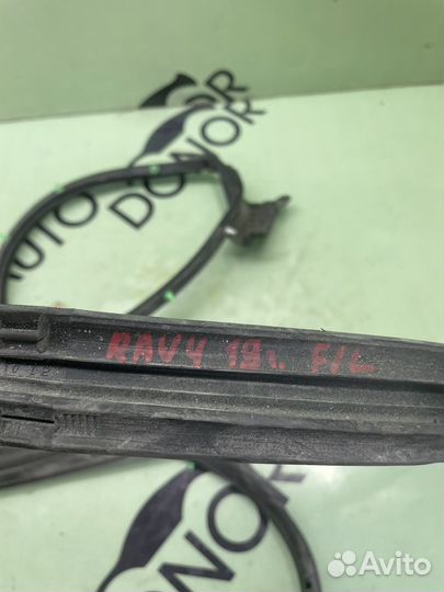 Уплотнитель двери передний левый toyota rav 4 xa50