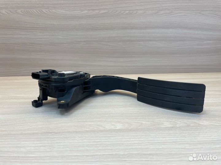 Педаль газа Renault Logan