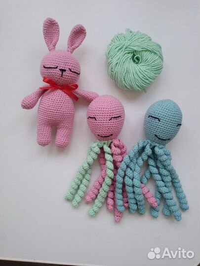 Вязаная игрушка зайчик