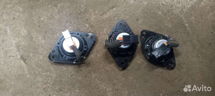 Динамик в торпеду jbl для toyota camry v 50 2.5