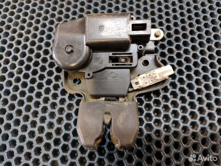 Замок багажника Nissan gloria y34