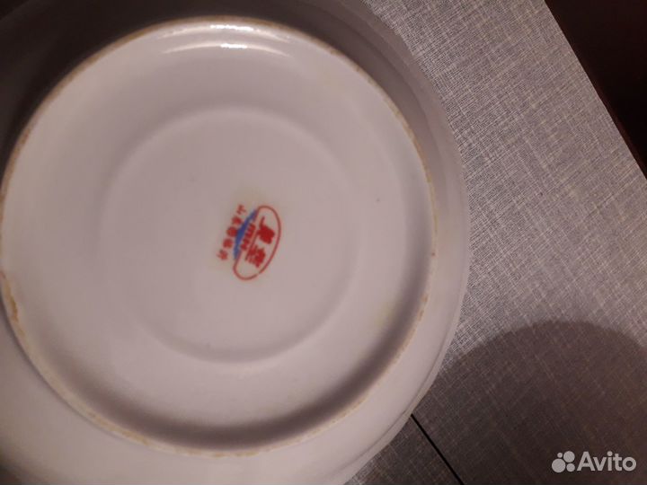 Фарфоровые салатники и чашка с тарелкой