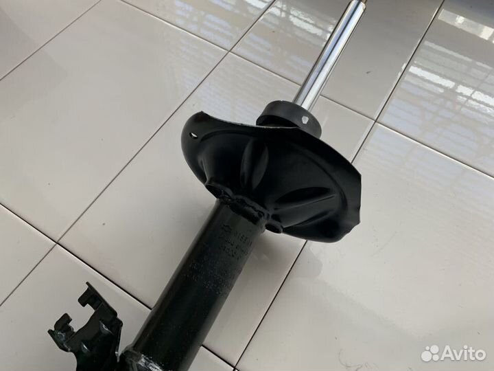 Амортизатор перед лев Nissan Almera N16 Хэтчбек