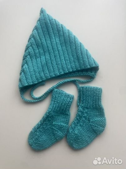 Шапочка и носочки вязанные