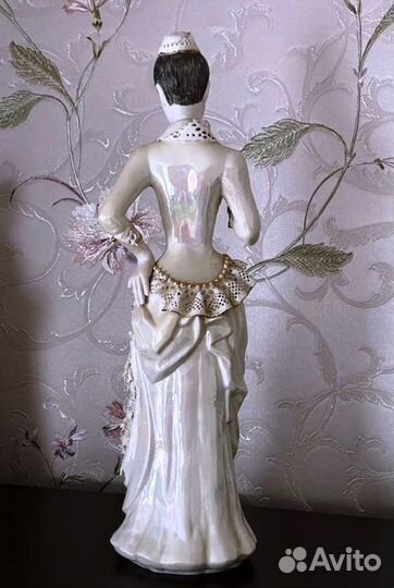 Фарфоровые статуэтка Девушка с розой Германия