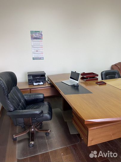 Стол руководителя с брифингом + кресло