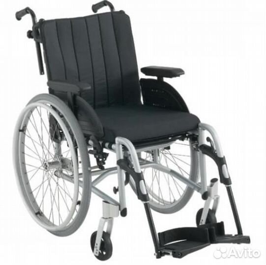Kресло-коляска активного типа с титановой рамой