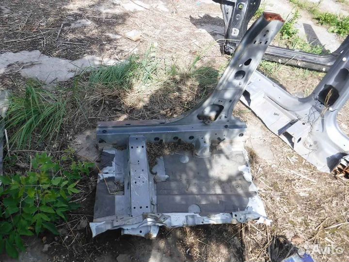 Стойка средняя правая Mazda 3 BK 2006