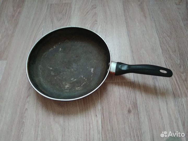 Сковорода и разделочная стеклянная доска