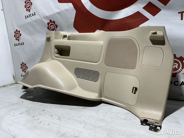 Lexus LX570 Обшивка багажника правая