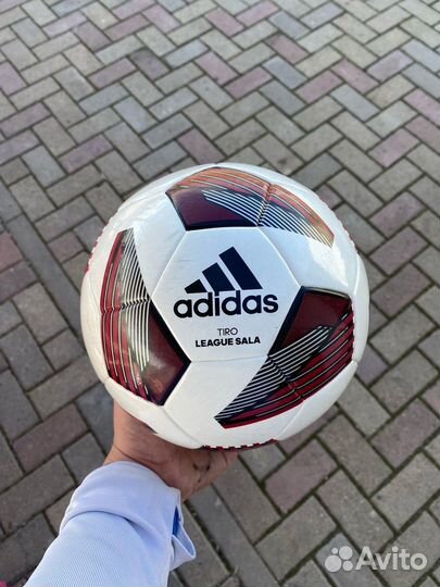 Футбольный мяч adidas