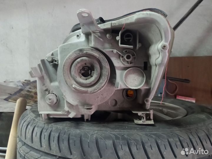 Фара передняя правая на тоета ярис