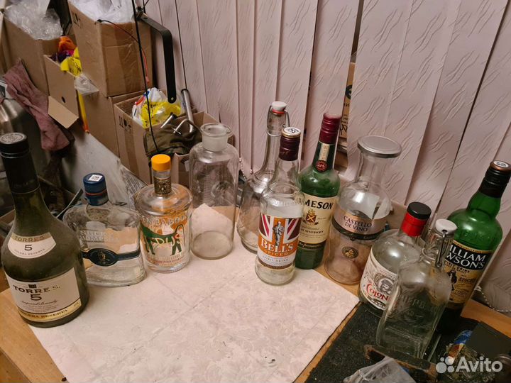 Пустые бутылки для коллекции