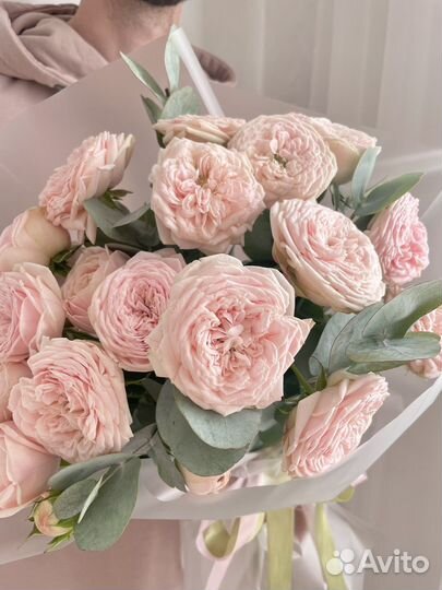 Букет из кустовых роз и эвкалипта