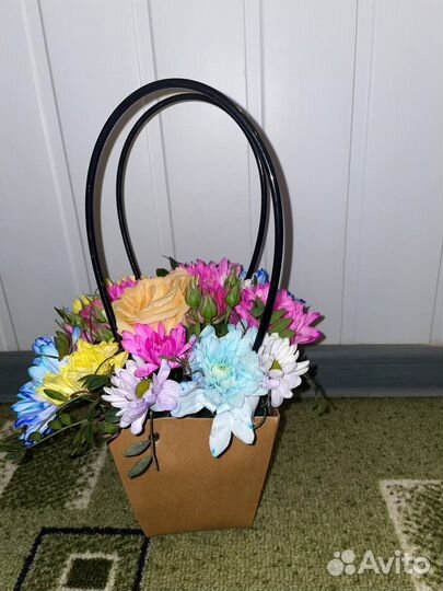Цветы живые в корзине
