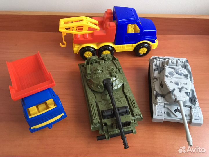 Машинки и танки для мальчика