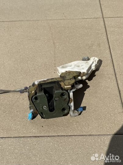 Замок двери передний левый Nissan Almera B10