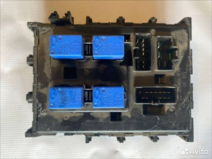 Блок предохранителей салонный