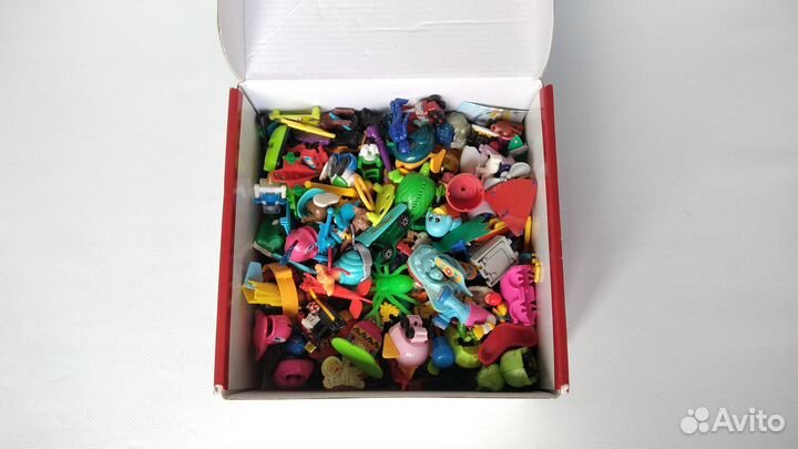 Коробка с киндер сюрпризами из 90-ых