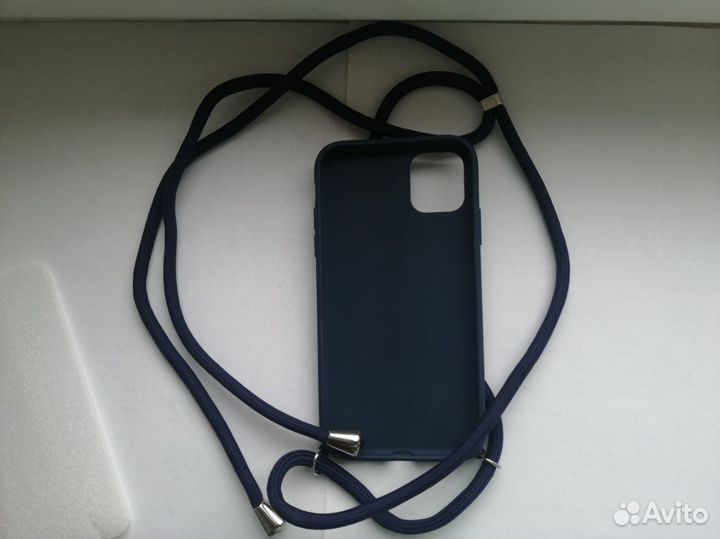 Чехол на iPhone 11 с ремешком на плечо темно-синий