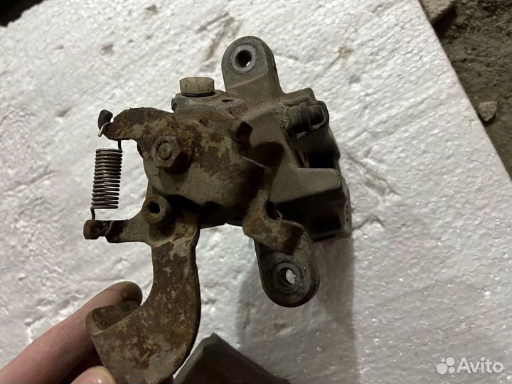 Суппорт задний тайота