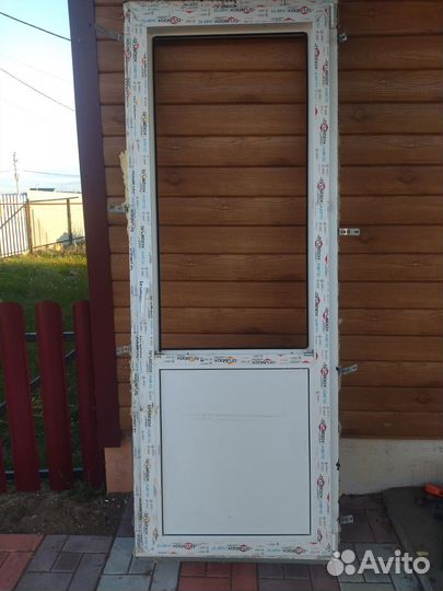 Дверь пластиковая от застройщика