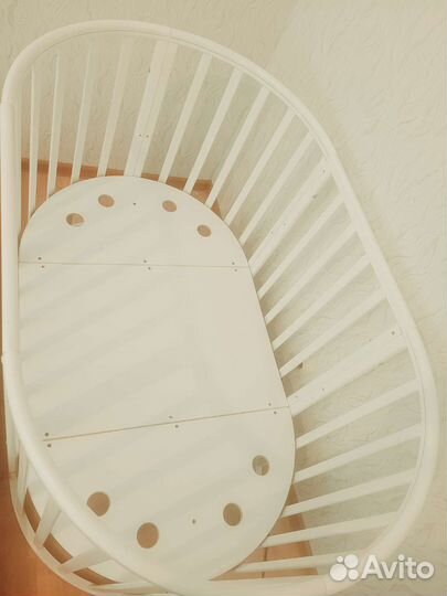 Детская кроватка с маятником