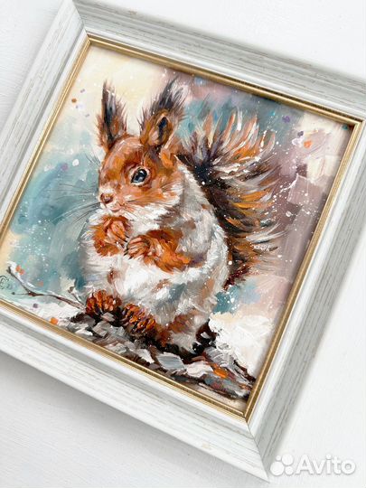 Картина маслом с белочкой в рамке